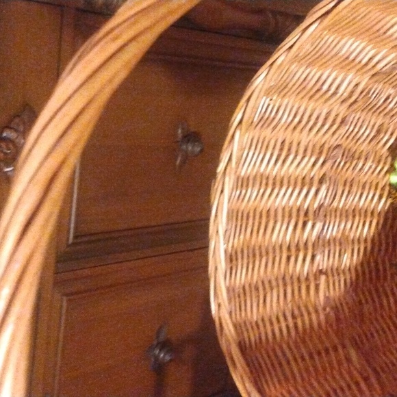 Beautiful Tall Handle Hand Woven Natural Color Brade Weave Top/ Basket, Garden - Picture 3 of 5